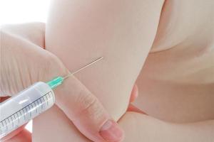 偶尔便血丝的孩子可以接种疫苗吗？