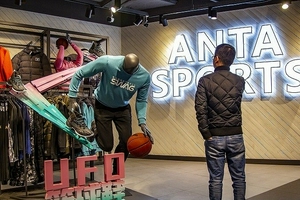 安踏控股股东丁世忠捐出近百亿港元股份