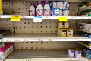 美国获得首批70000磅婴儿配方奶粉以应对市场短缺