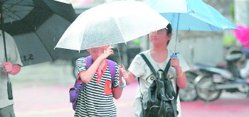 孩子们冒雨去上暑假班