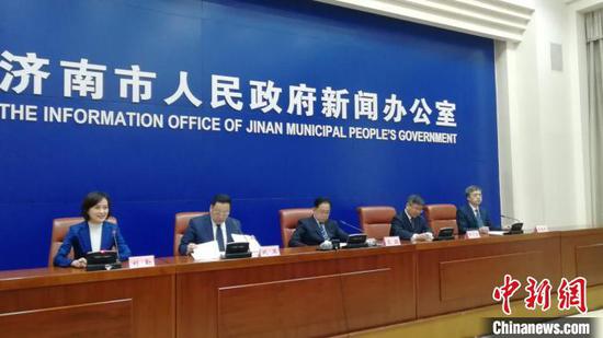 济南市委市政府9日举行新闻发布会,介绍该市疫情防控期间学校开学工作有关情况。 孙婷婷 摄