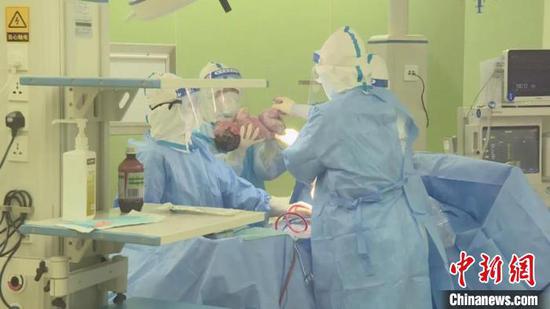 图为手术现场。鄂尔多斯市中心医院供图