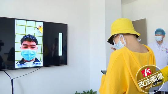 ▲由于弟弟已经返回老家的学校上课，因此姐弟俩只能通过视频相见。