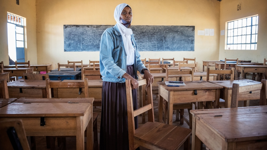 （图说：肯尼亚伊斯奥罗县一所小学教师穆尔基·阿布迪卡迪尔担心，疫情停学对女孩子的影响尤其大，许多女孩被强奸或诱奸。疫情之后或许只有一半女孩能回到学校。图/Al Jazeera）