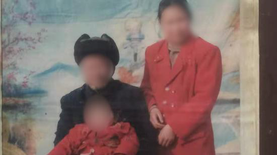 (方某洋小时候与父母合照)
