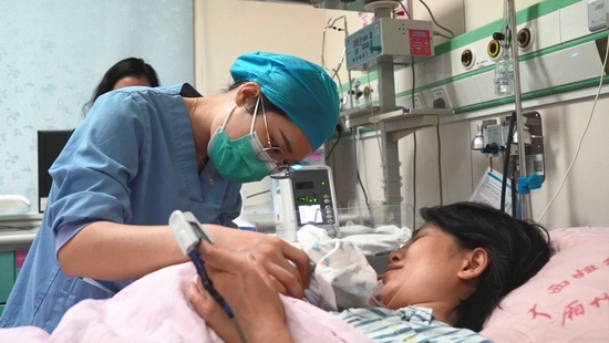 助产士帮助刚生产完的产妇进行母乳喂养 新华社记者 陈露缘 摄