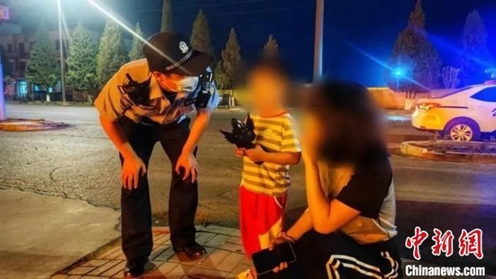 民警找到被妈妈和姐姐“遗忘”在半路上的小朋友 天津市委政法委供图