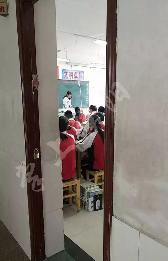 女教师肩扛输液杆照片走红:从医院偷跑打点滴