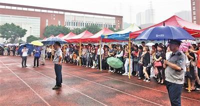 昨日，鲁能巴蜀中学校，从校门口通往教学楼的百米过道、操场上搭起的一排排遮雨棚里，被送孩子来参加面谈的家长挤得满满当当。上游新闻记者 刘力 摄