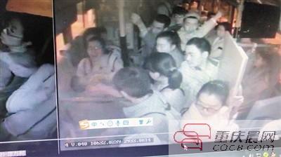 昨日，西部公交一分公司411路车长廖方利（上图）向记者讲述事发当时的紧急情形（下图）。上游新闻记者 胡杰 摄