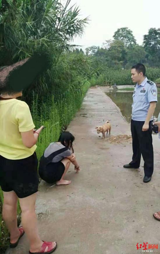 民警对女孩进行思想劝导