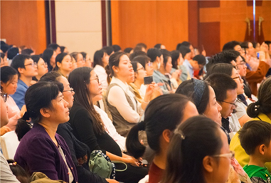 往期活动照片:不管是孕妈咪、新手妈妈还是孩子奶奶姥姥,大家都正在认真地听老师们的分享