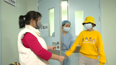 ▲上午十点半，小凤走出仓门与等候在仓外的妈妈拥抱