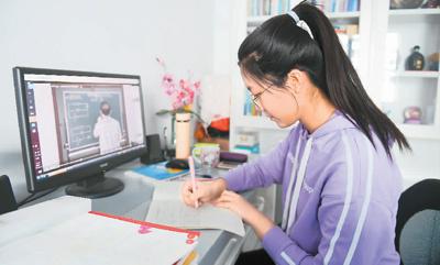 3月5日，内蒙古自治区呼和浩特市第十六中学高三学生孙靓瑶在家中观看线上教学视频。　　新华社记者 彭 源摄
