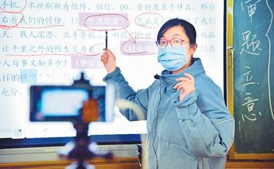 3月7日，在山东省曲阜市第一中学，高三语文老师为学生录制试题难点解析课程。　　杨国庆摄（人民视觉）