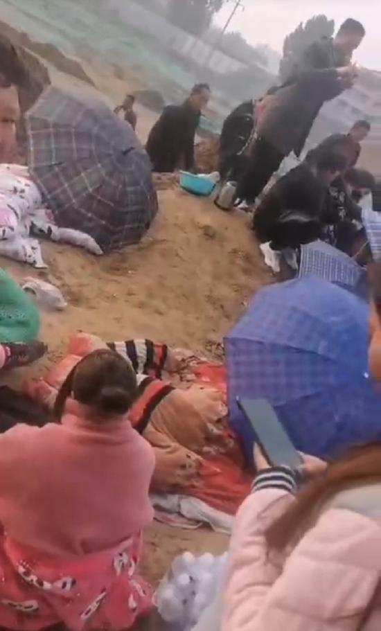 孩子被挖出后，家属赶到现场。受访者供图