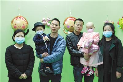 白血病患儿小天奕(左)、小依晨(右)和他们的父母。3月26日,家长在志愿者的帮助下,为两个孩子举行了“婚礼”。韩雨岐 摄