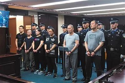 ▲昨日，北京市三中院，盗版328万册儿童读物的8人获刑。摄影/新京报实习生 陈婉婷