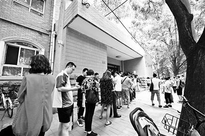 资料图：排队的家长。图片来源：北京青年报 摄影/本报记者 袁艺