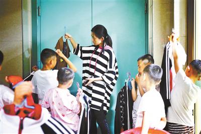 晚上睡觉前,孩子们会自己将脏衣服洗干净排队给任威老师检查