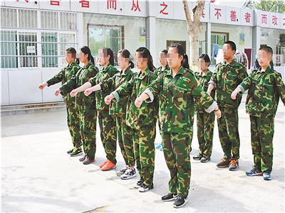 山东雅博教育培训学校的学生在“军训”