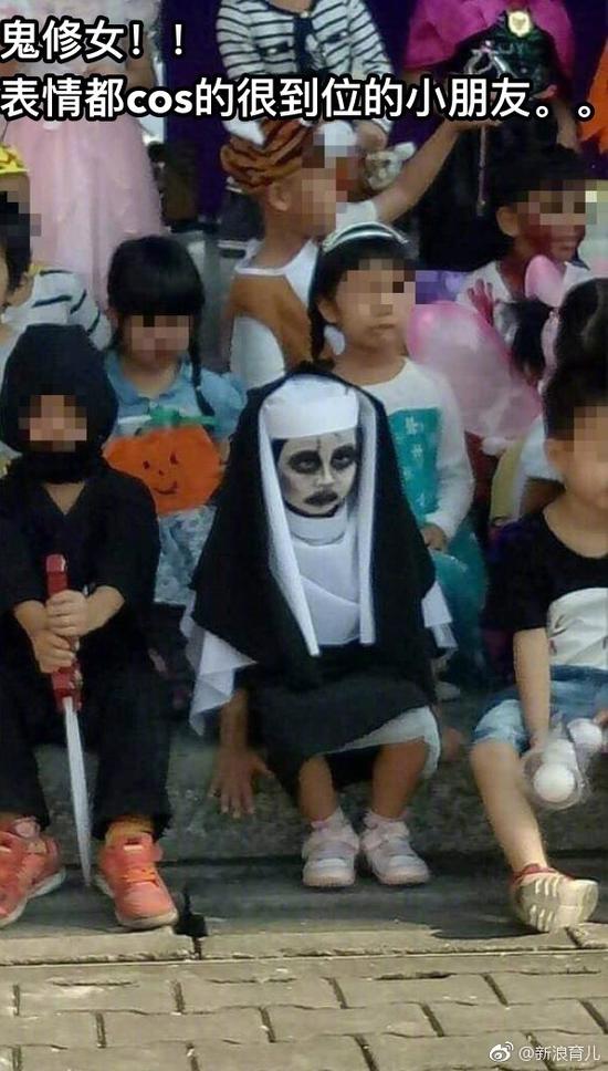 小朋友cos鬼修女,表情到位