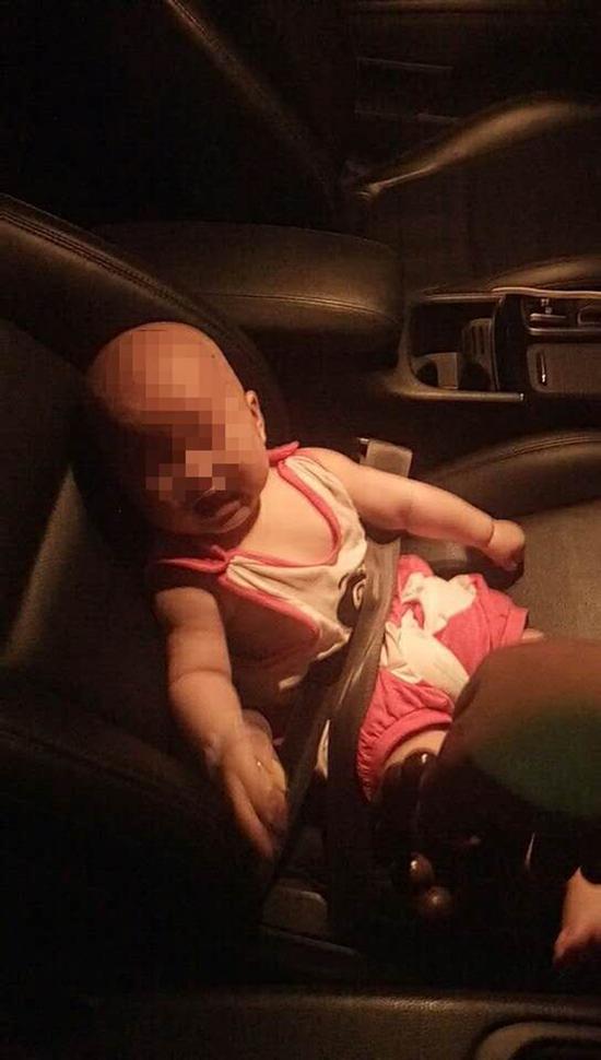 孩子被缠上安全带坐在副驾驶座位上 本文图均为武汉警方供图