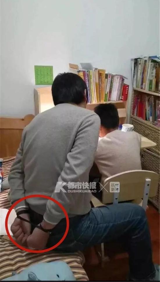 这位家长一边辅导孩子写作业,一边把自己的手用绳子绑在了身后
