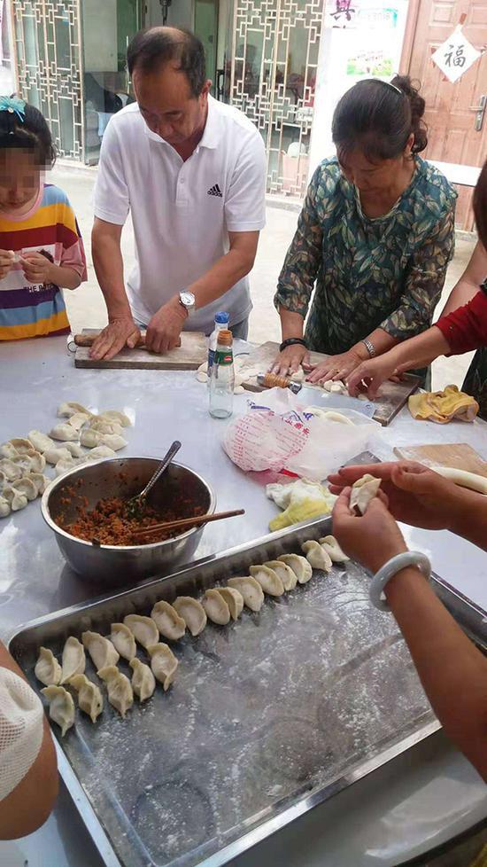 聚会期间，这群“同命人”一起包饺子，仿佛一家人