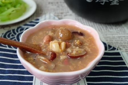 孩子贪凉胃寒 喝点大枣桂圆粥