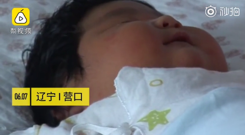 女子产下13.5斤重女婴:生产时体重230斤