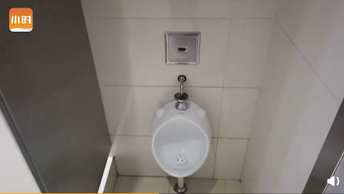 ▲女厕所的男童便池 图据钱江晚报“小时视频”