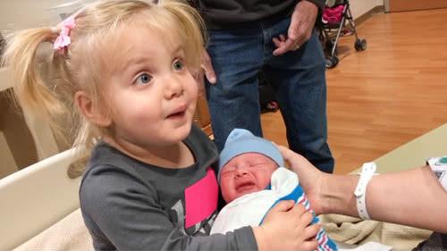 3岁姐姐第一次见二胎弟弟，忍不住亲吻，接下来的表情，家