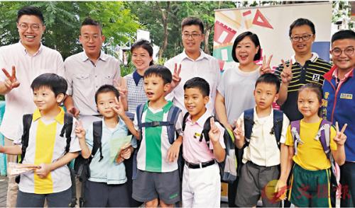 香港民建联2019年为475名学生称书包，多达86%学童有书包过重问题。图片来源：香港《文汇报》/ 民建联图