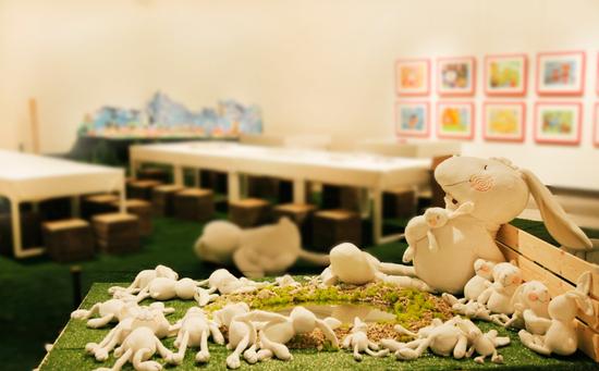 2017安奈儿“一起长大”画展现场,著名艺术家李琳琳作品和孩子的画作同场展出