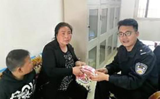 9岁男童盗奶奶4万救命钱请客吃喝充网游