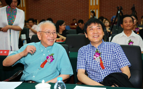 儿童文学作家金波（左）、著名作家曹文轩（右）