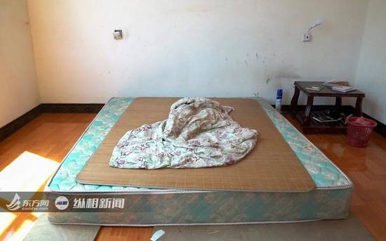 康康在生父家的房间