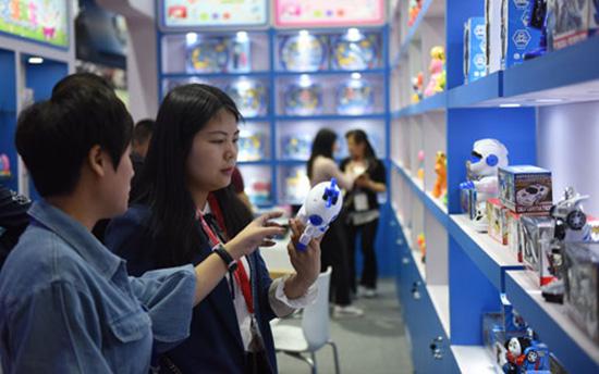4月8日，客商在第30届广州国际玩具展展厅里参观选购。