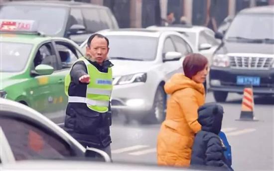 老人小学门口义务疏导交通