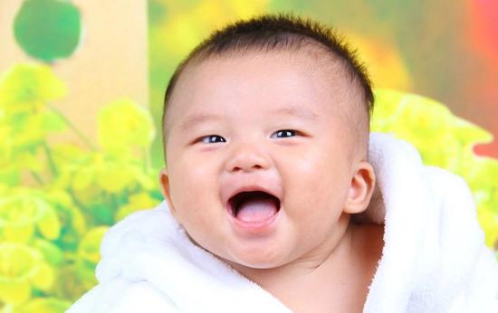 宝宝喉咙出现白色小泡泡是怎么回事?