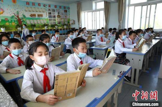 学生在晨读. 杨迪 摄