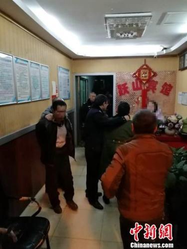 入住某宾馆的犯法嫌疑人被警方擒获。 攀越 摄