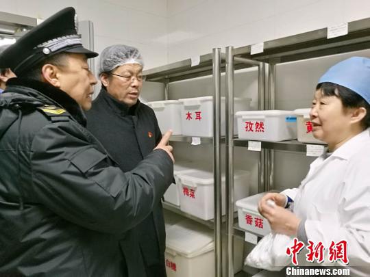 在新学期开学之际，为保障全市中小学、幼儿园的食品安全，北京市食品药品监管局启动为期一个多月的专项检查。　杜燕 摄