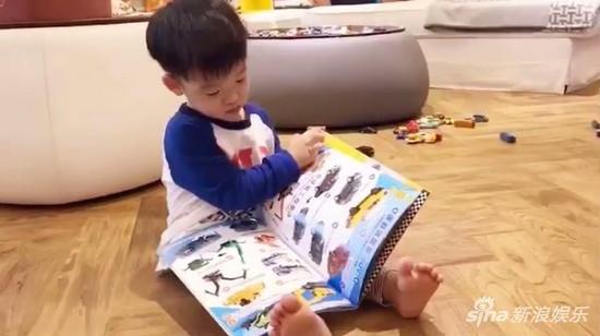 范玮琪与黑人把英文融入日常中教小孩