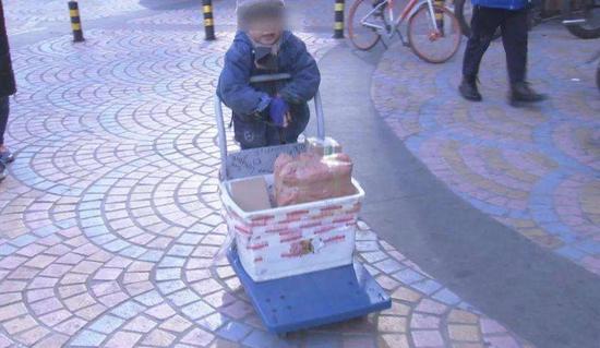 青岛现六岁儿童送快递 当地:已启动救助程序|儿