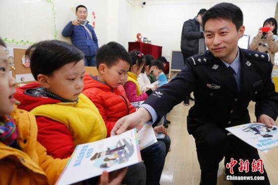 公共安全教育教学补充读本被发放到中小学和幼儿园。 中新网 资料图