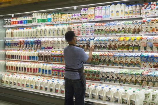 纽约州一家Whole Foods门店，一名工作人员在上架有机奶。 图片来源：RICHARD B。 LEVINE/ZUMA PRESS