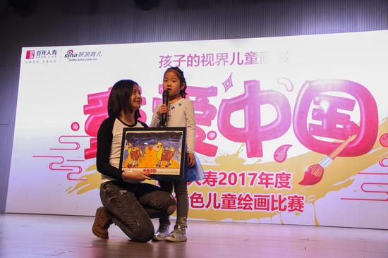 高卓雅小朋友分享了获奖作品《骆驼妈妈和宝宝》背后的故事