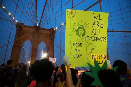 2017年9月5日，在美国纽约，民众游行抗议总统特朗普废除“童年抵美者暂缓遣返”计划。（新华社/路透）